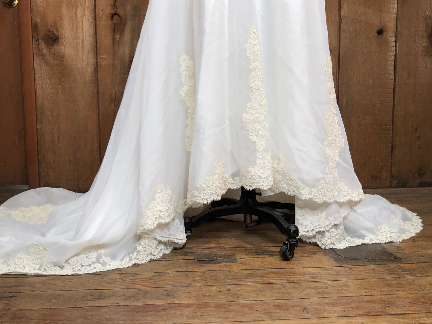 70s ILGWU Pearl & Lace Wedding Gown w/Train W27