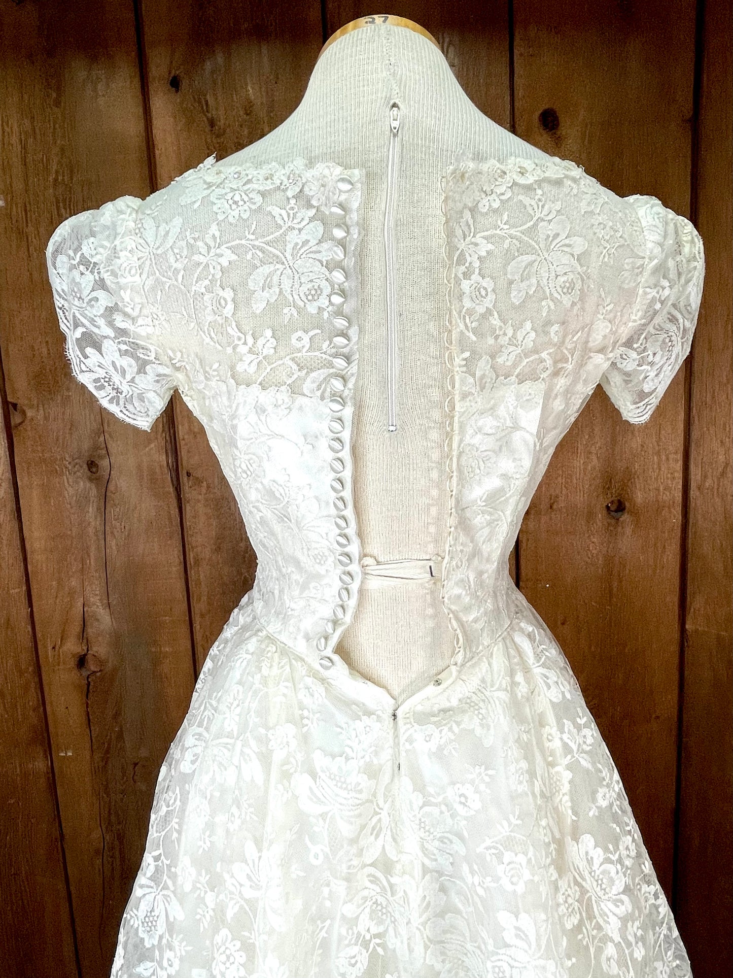 1955 Harzfeld’s Fit & Flare Bridal Dress    w26