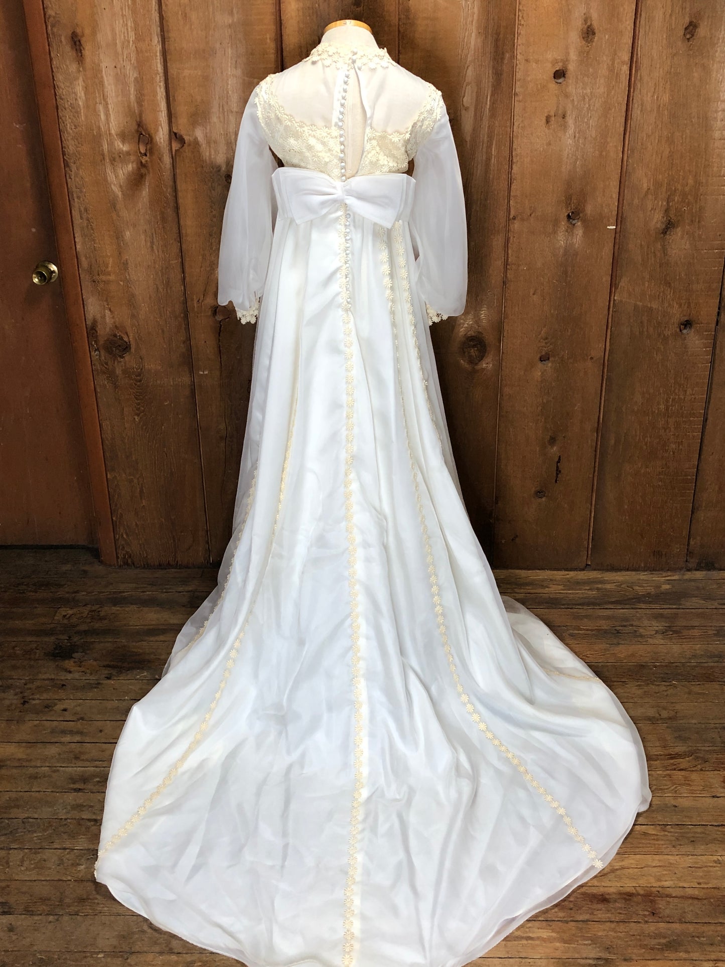 60s Swansons Daisy Emb. Wedding Gown w/Matching Veil    w28
