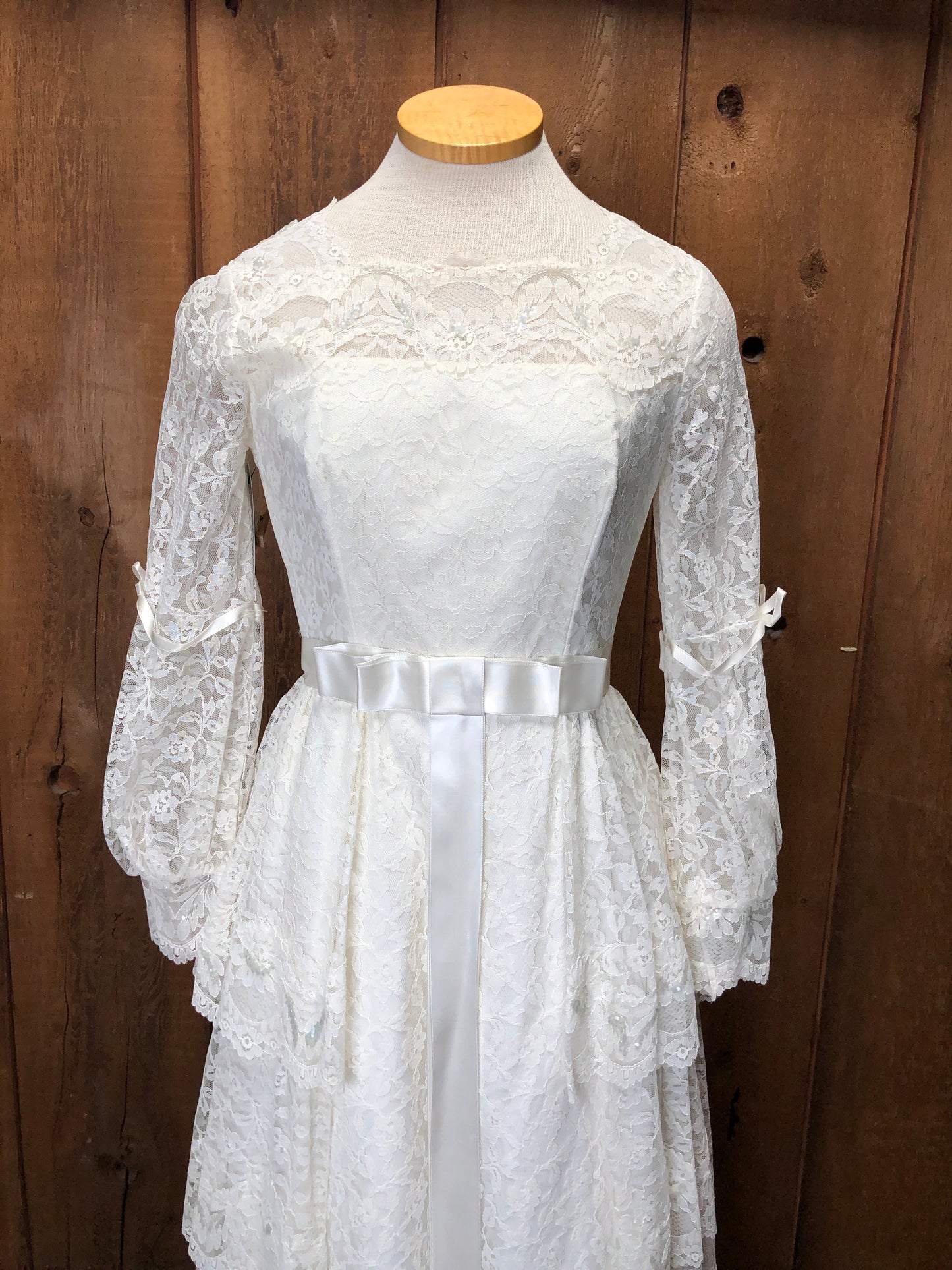 1970s Tiered Lace Wedding Dress w/Train Veil    w28 bust36
