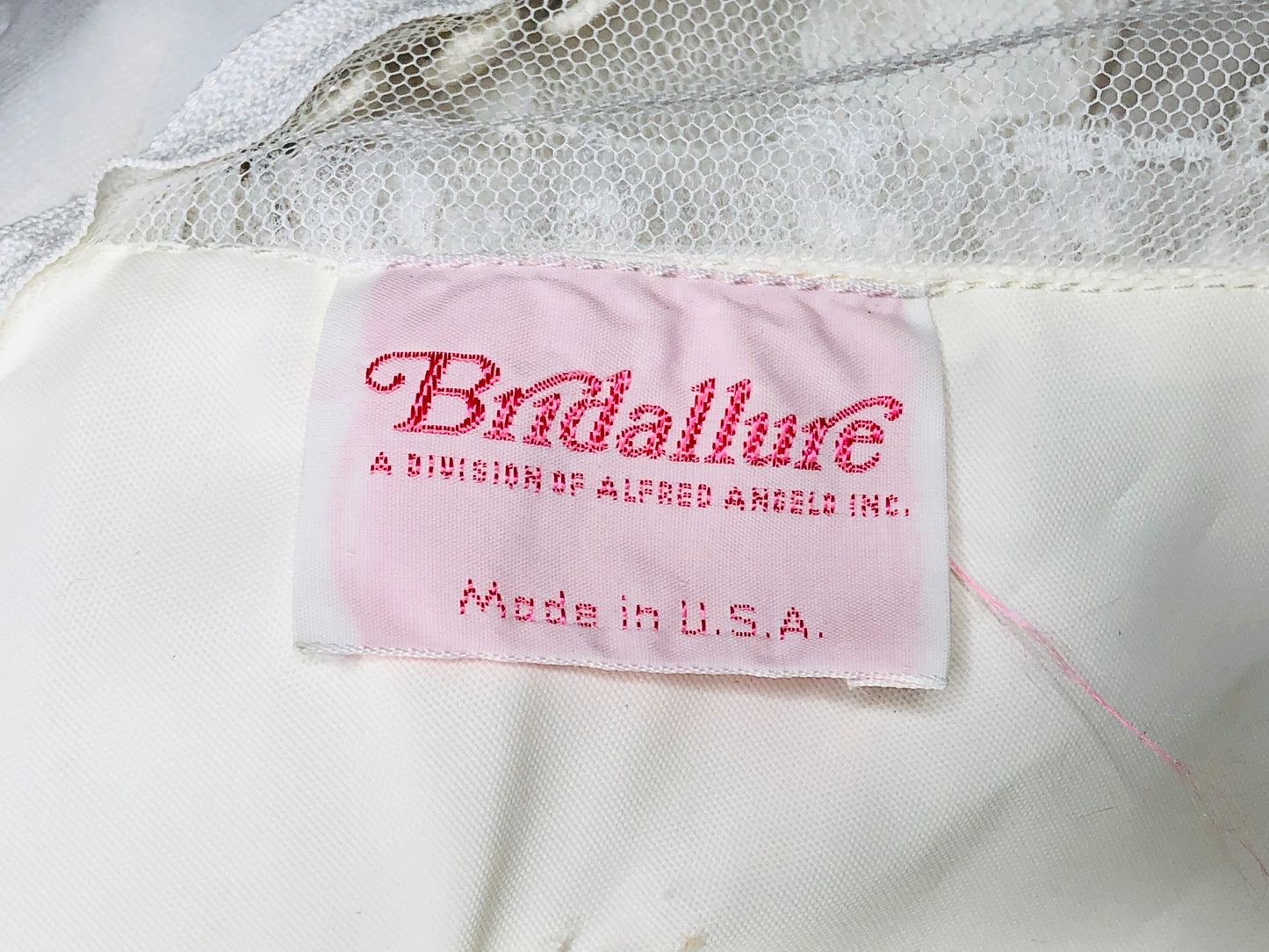 1983 Bridallure Lace Wedding Dress w/Train     W26