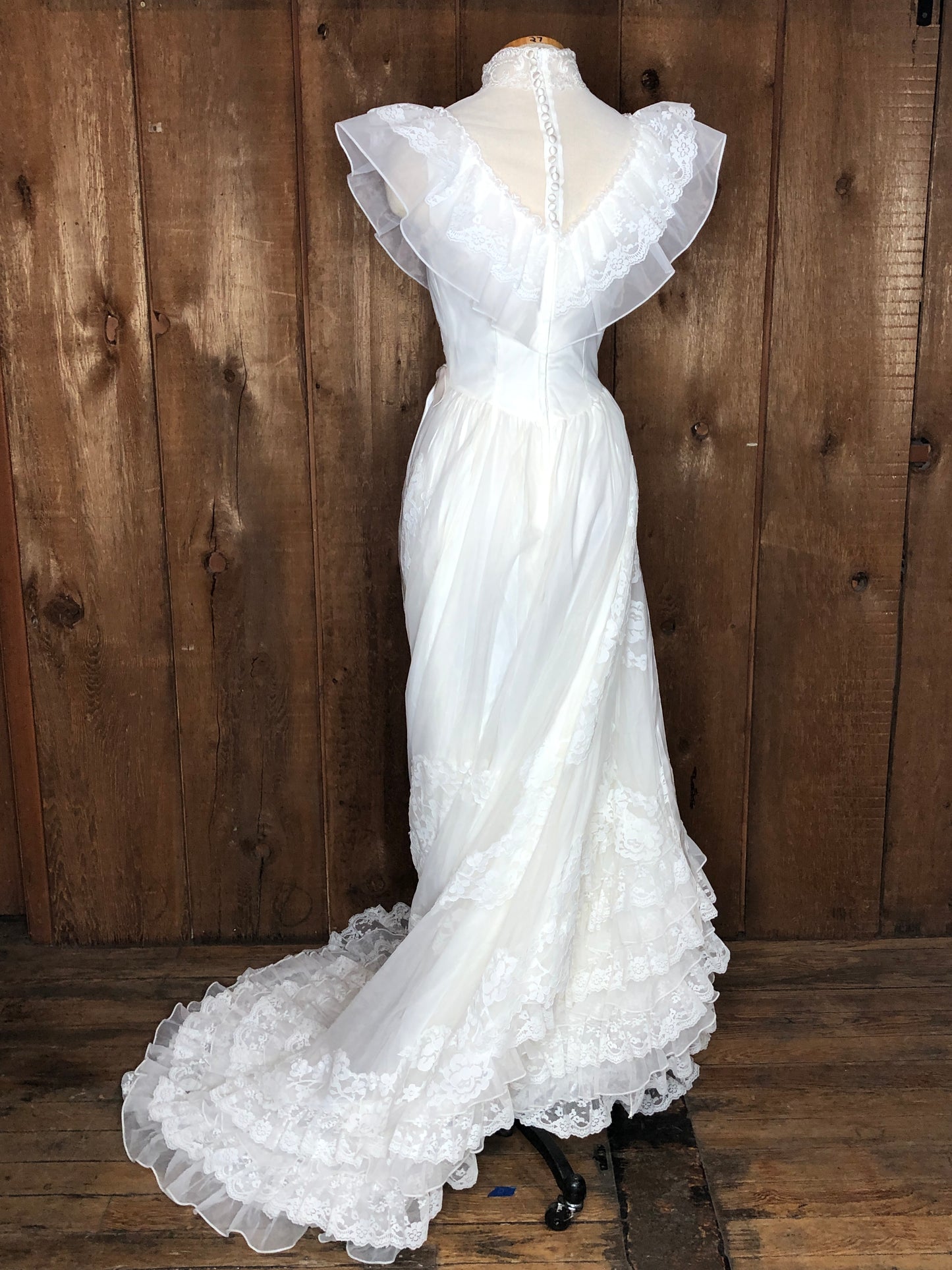 1983 Bridallure Lace Wedding Dress w/Train     W26