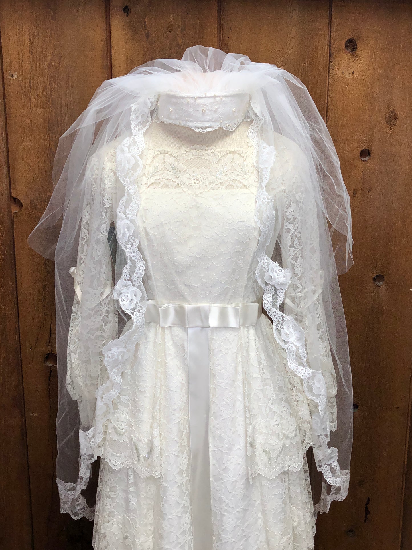 1970s Tiered Lace Wedding Dress w/Train Veil    w28 bust36