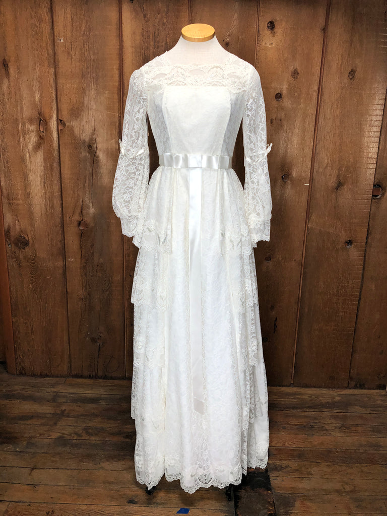 1970s Tiered Lace Wedding Dress w/Train Veil    w28 bust36