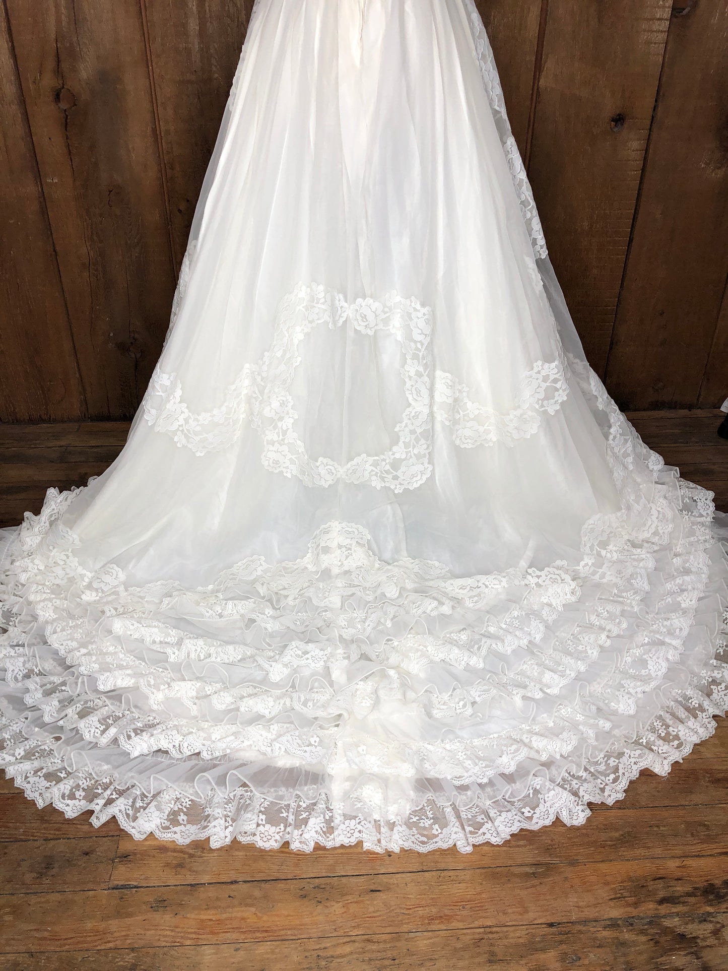 1983 Bridallure Lace Wedding Dress w/Train     W26