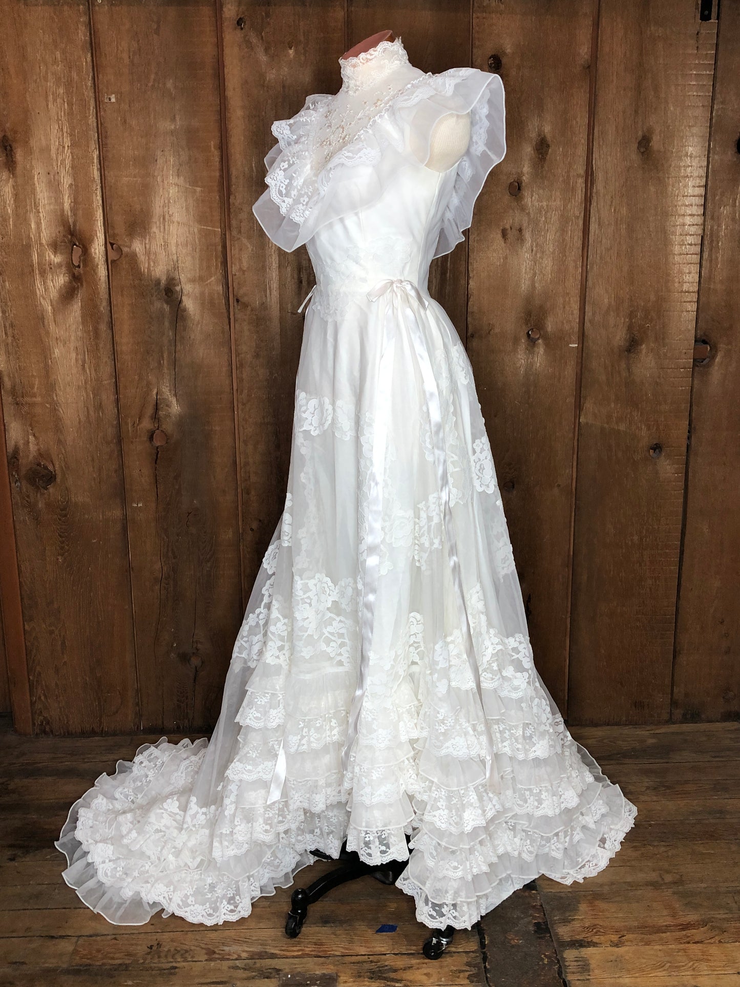 1983 Bridallure Lace Wedding Dress w/Train     W26