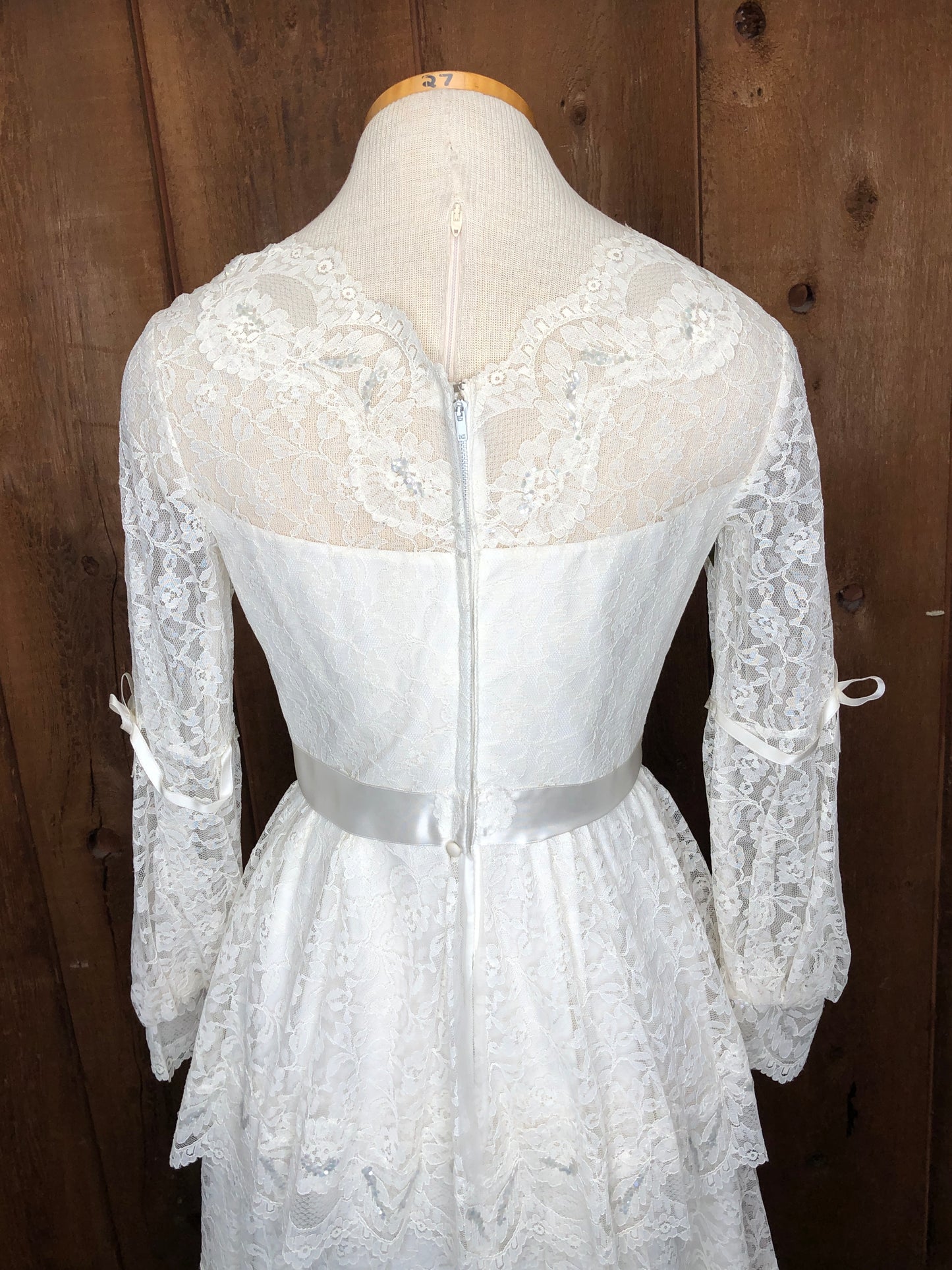 1970s Tiered Lace Wedding Dress w/Train Veil    w28 bust36