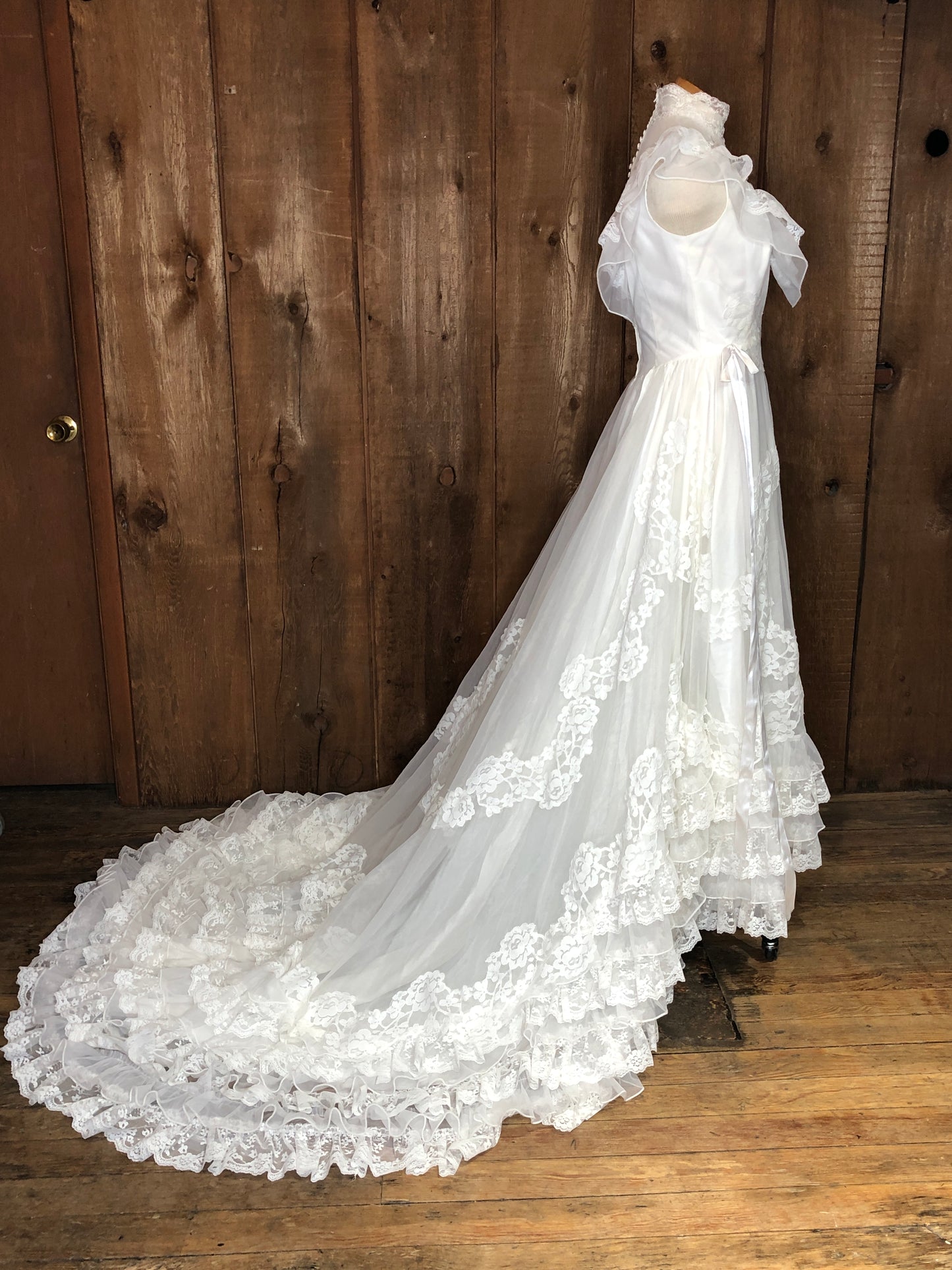 1983 Bridallure Lace Wedding Dress w/Train     W26