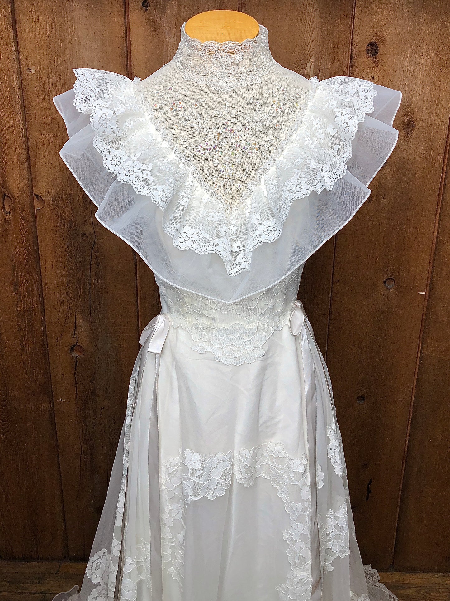 1983 Bridallure Lace Wedding Dress w/Train     W26