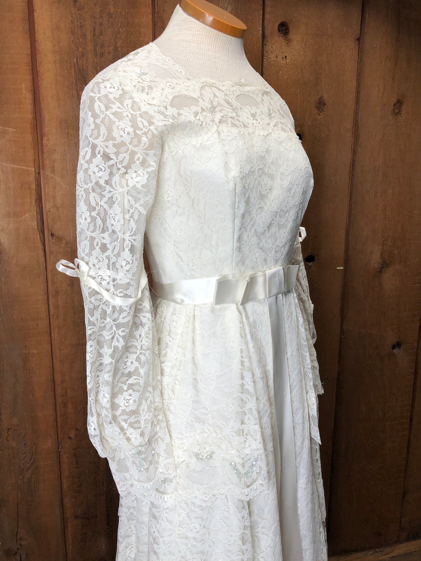 1970s Tiered Lace Wedding Dress w/Train Veil    w28 bust36