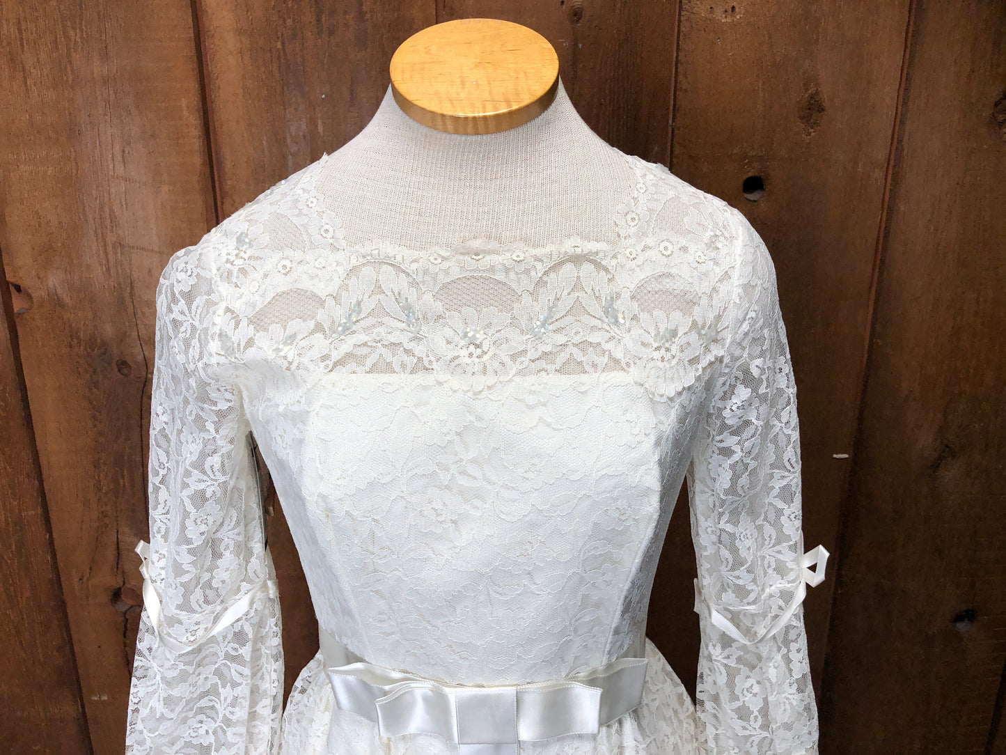 1970s Tiered Lace Wedding Dress w/Train Veil    w28 bust36