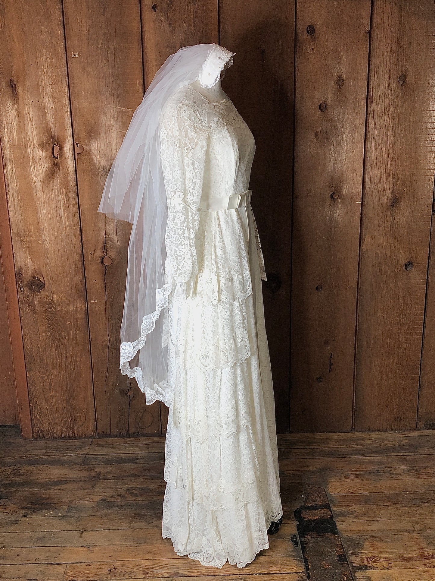 1970s Tiered Lace Wedding Dress w/Train Veil    w28 bust36