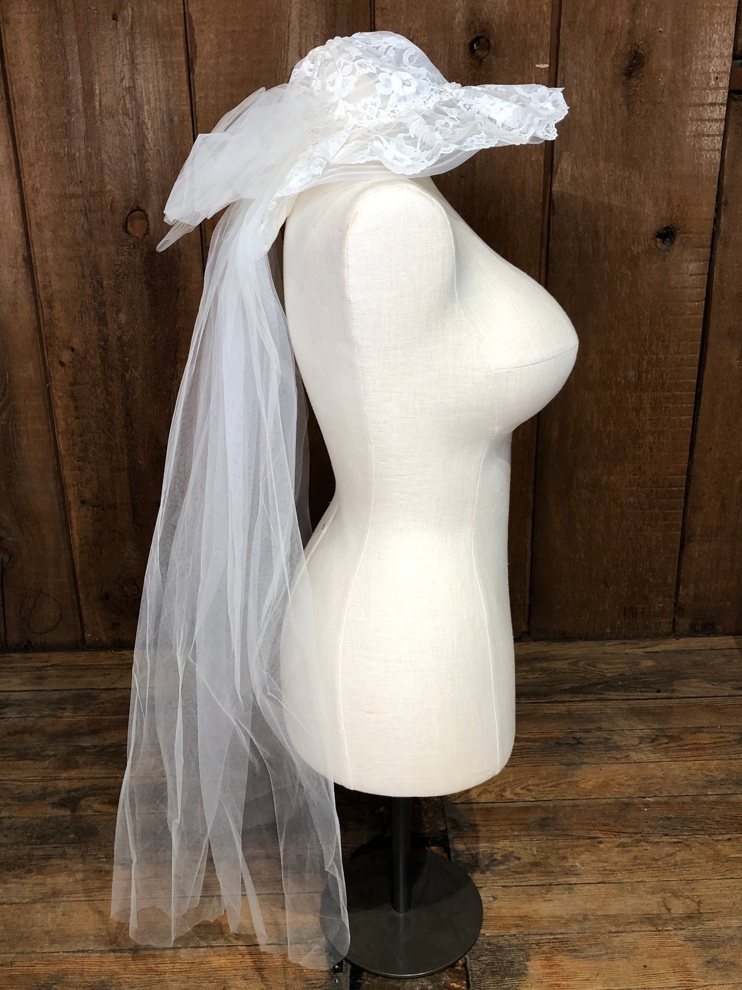 70s Lace Wedding Dress  w/Train & Hat    w26