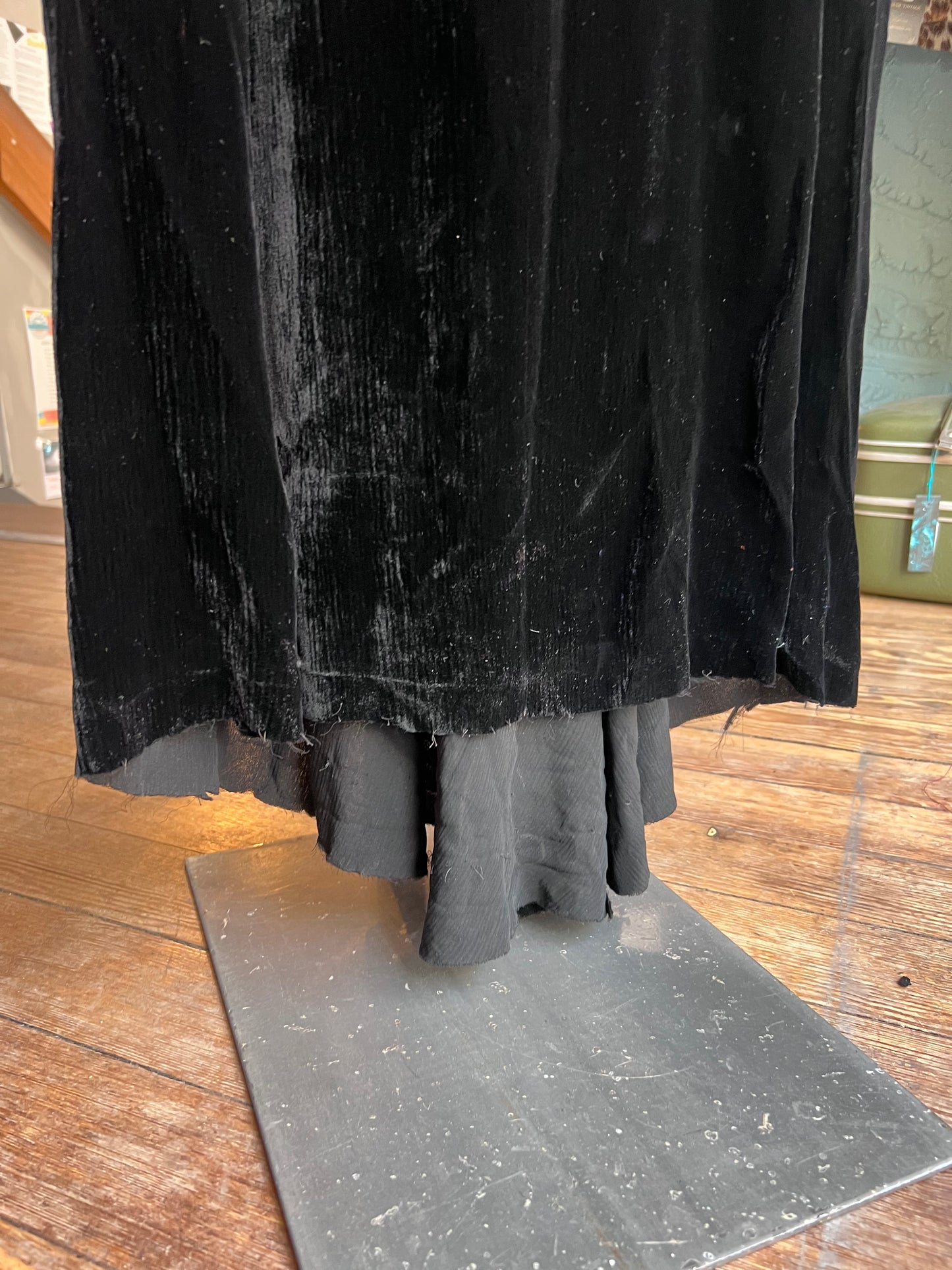 40s Blums-Vogue Black Velvet Gown      w31