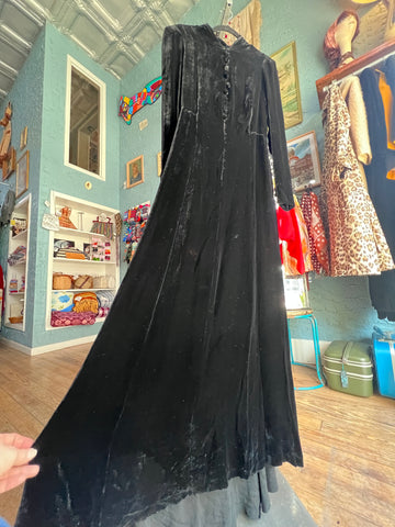 40s Blums-Vogue Black Velvet Gown      w31