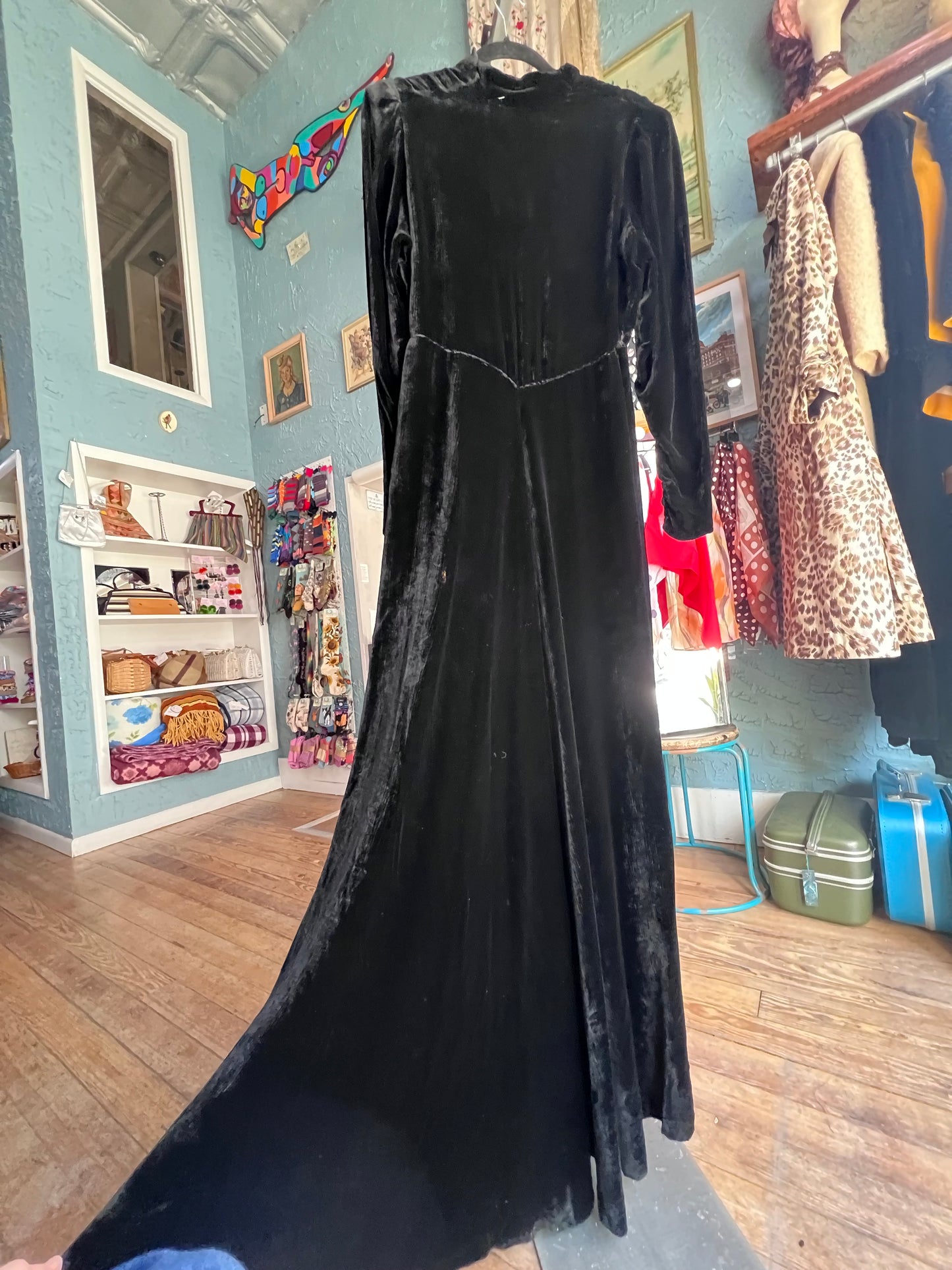 40s Blums-Vogue Black Velvet Gown      w31