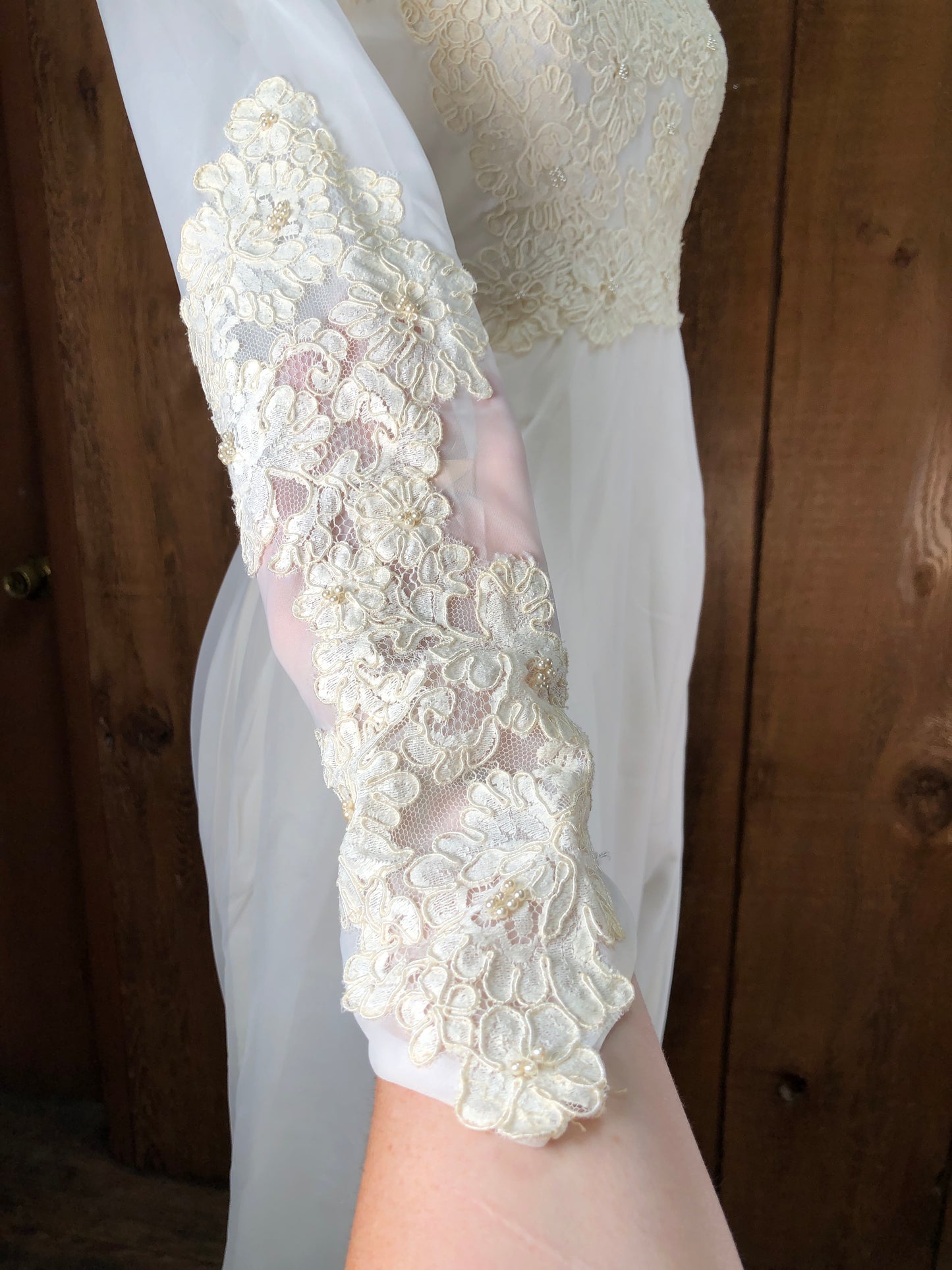 70s ILGWU Pearl & Lace Wedding Gown w/Train    W27