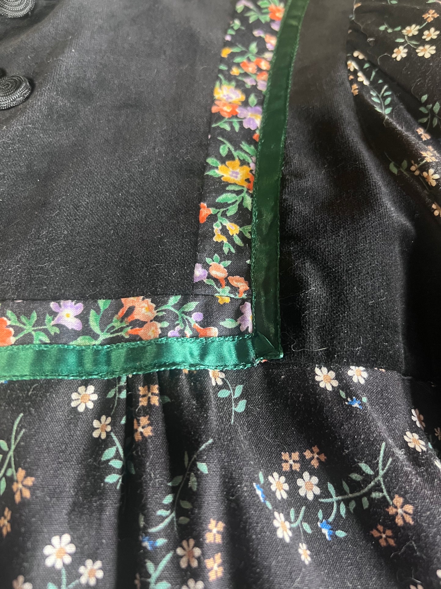 70s Gunne Sax Calico on Blk Midi Dress    S/M