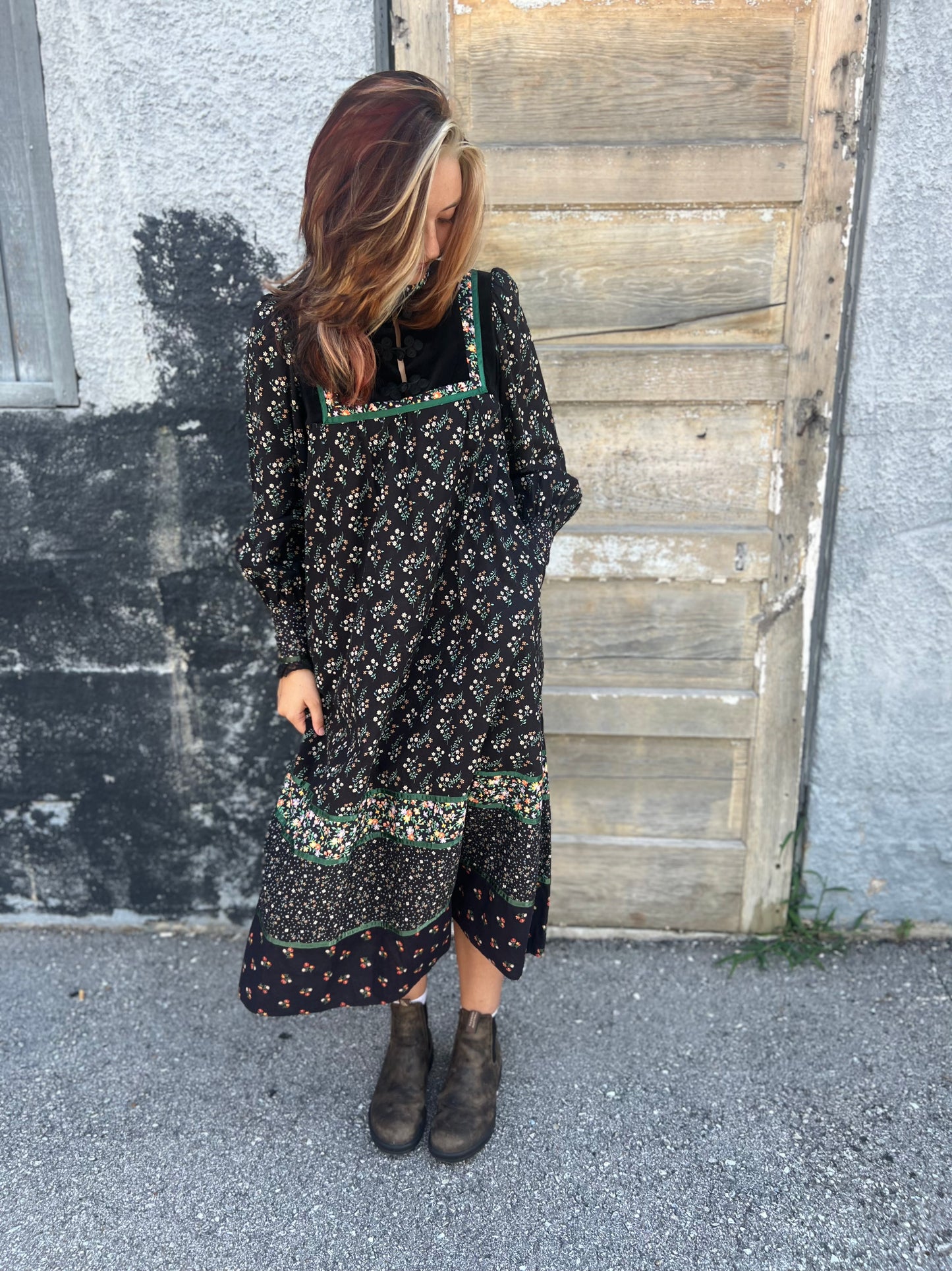 70s Gunne Sax Calico on Blk Midi Dress    S/M
