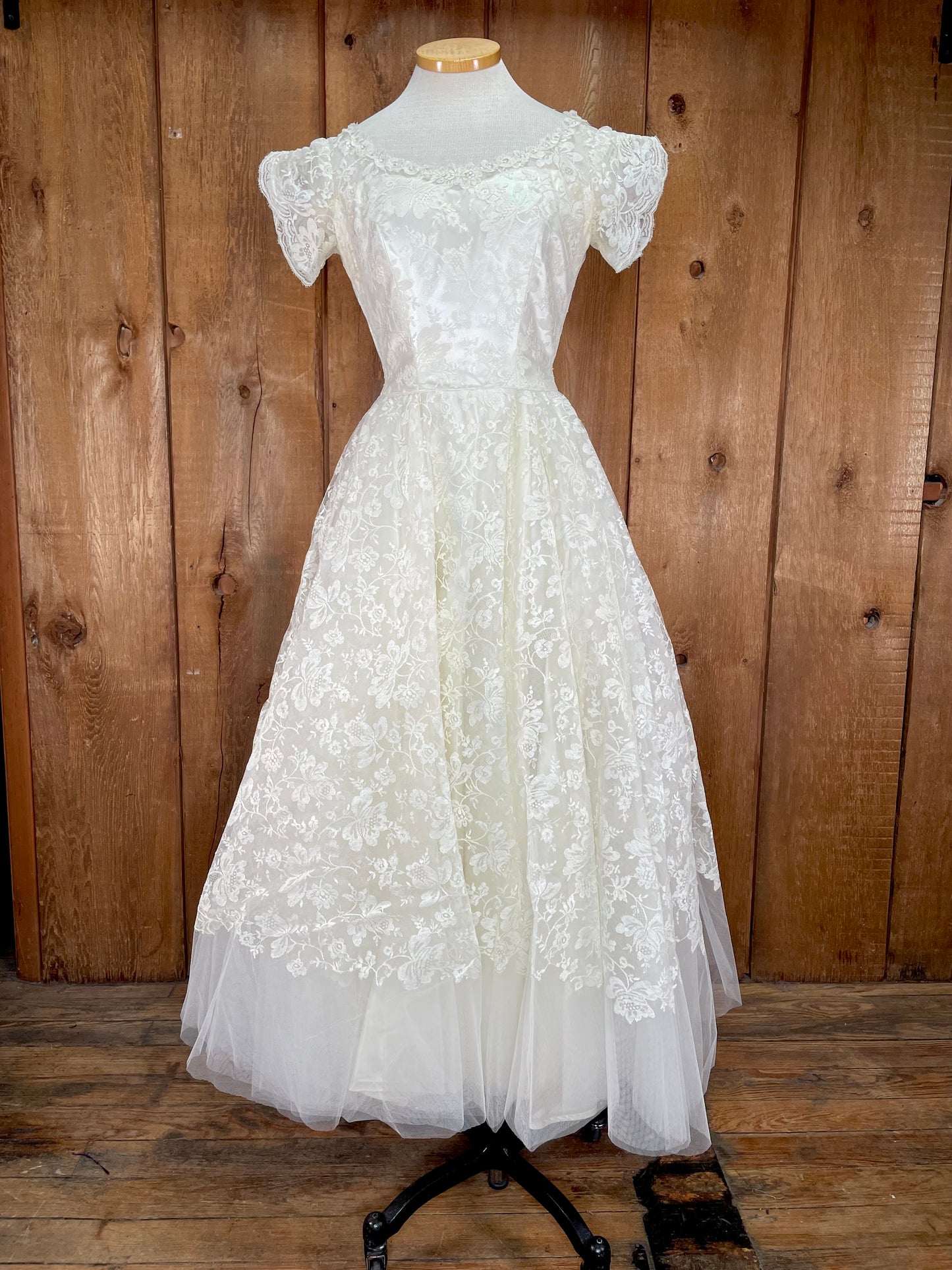 1955 Harzfeld’s Fit & Flare Bridal Dress    w26
