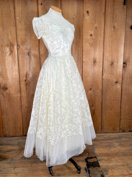 1955 Harzfeld’s Fit & Flare Bridal Dress    w26