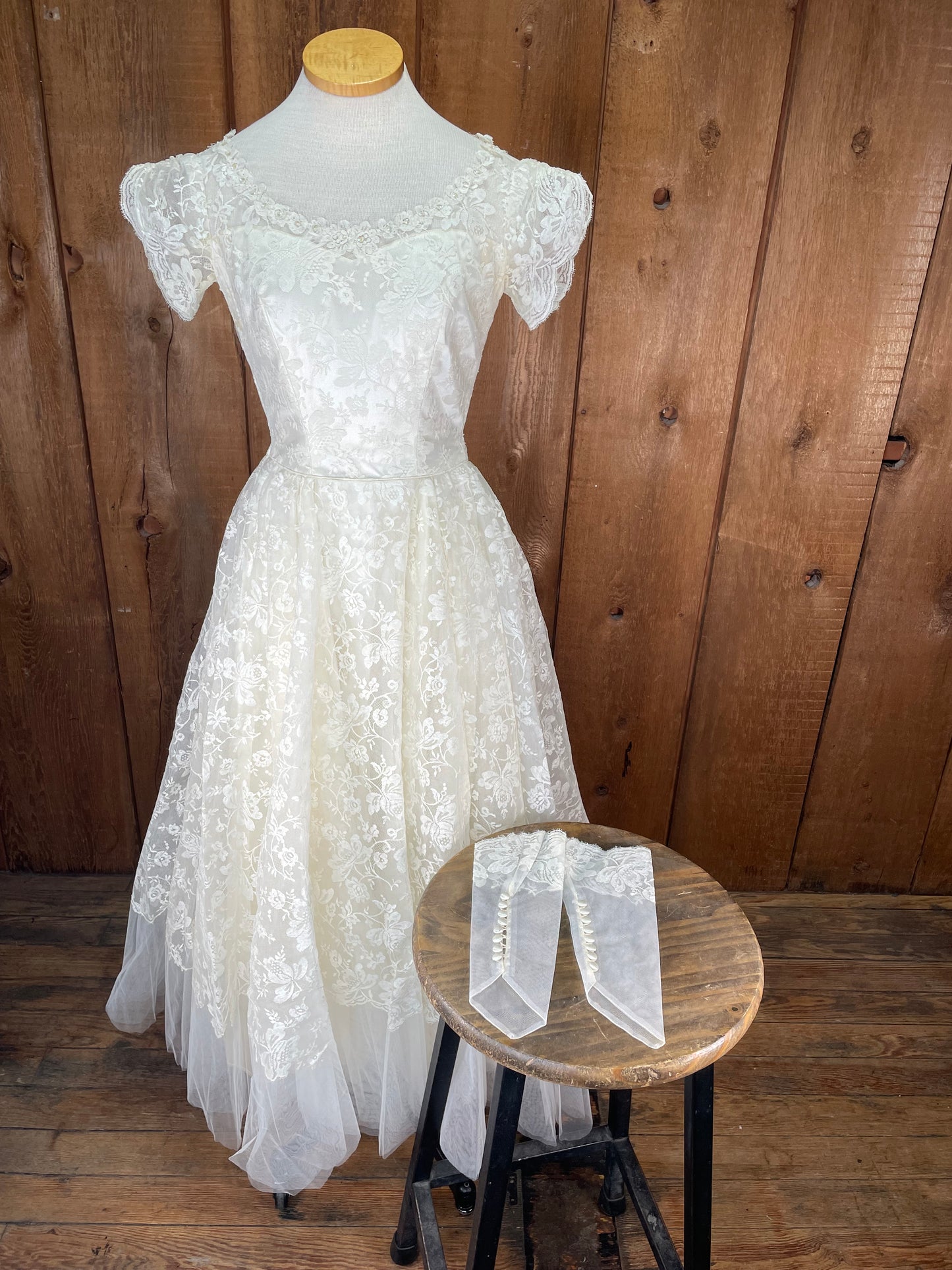 1955 Harzfeld’s Fit & Flare Bridal Dress    w26
